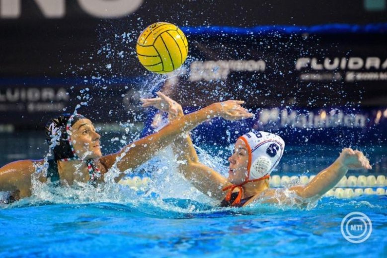 A címvédővel szembeni vereség ellenére közel a legjobb négyhez a magyar női vízilabdázók