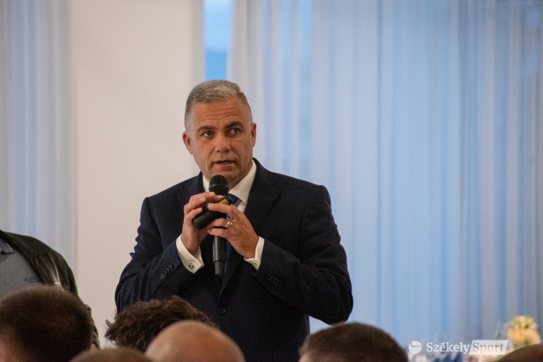 Levenné a fölösleges terheket a csapatvezetők válláról az újdonsült Hargita megyei focielnök