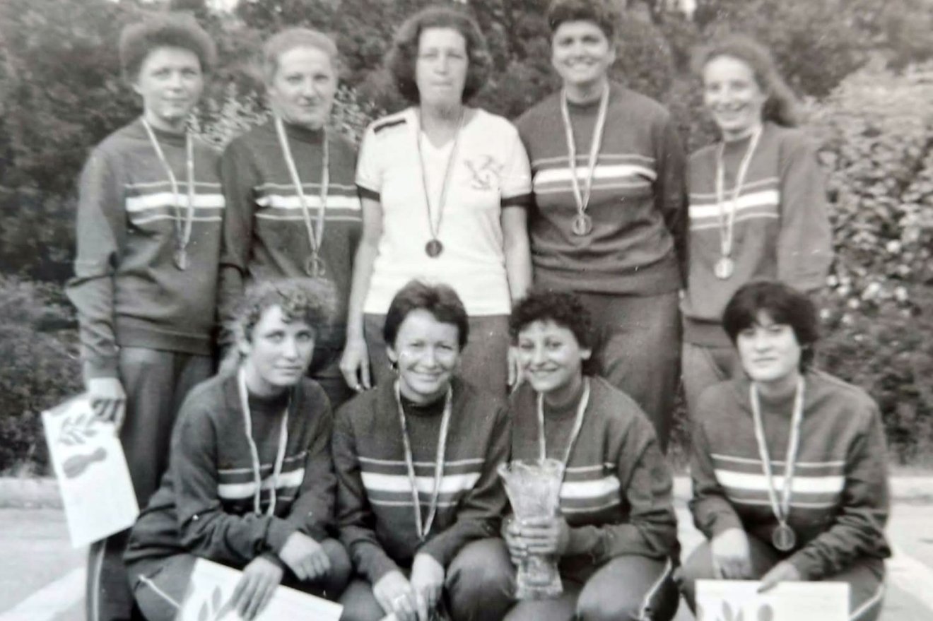 1977-ben Olomucban BEK-győztes a marosvásárhelyi tekecsapat • Fotó: Albert Erzsébet magángyűjteménye