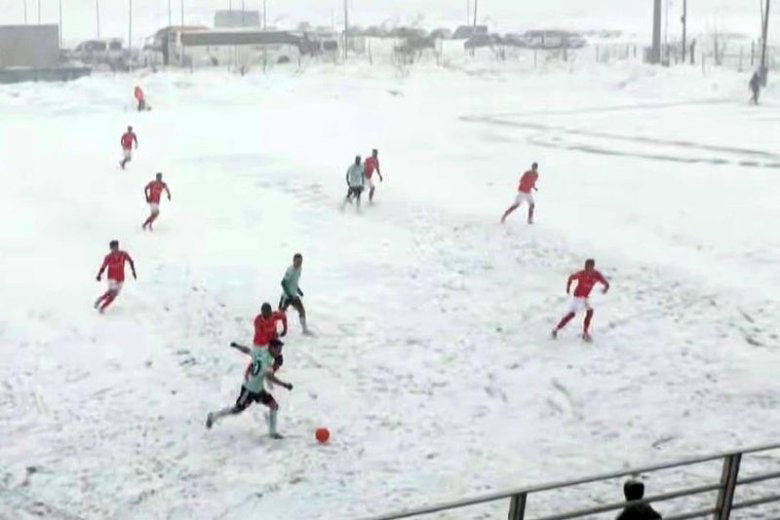 A Sepsi OSK meccse a Dinamo SK ellen inkább hasonlít a hófocira, mint egy bajnokira (videóval)