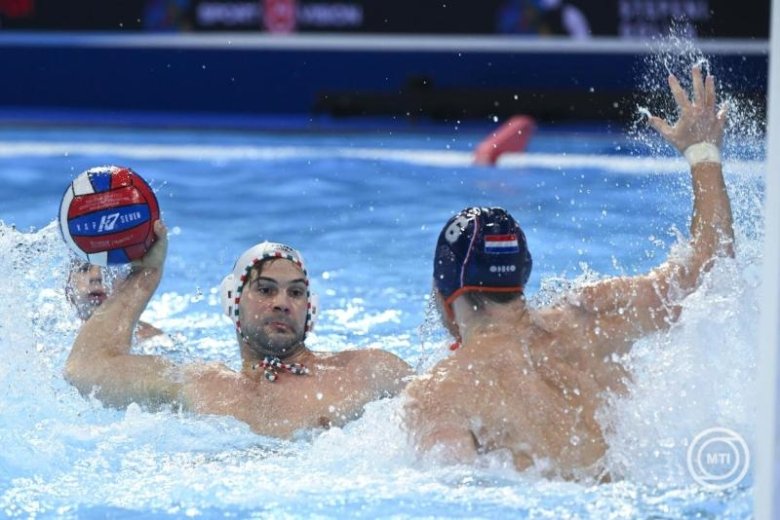 A döntőért játszik a magyar pólóválogatott, kezdenek az Eb-főcsoportban a kézilabdázók