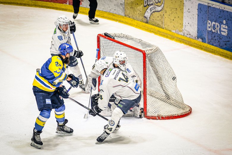 Sokba került az elrontott második harmad a Coronának, a BJAHC egy lépésre a döntőtől