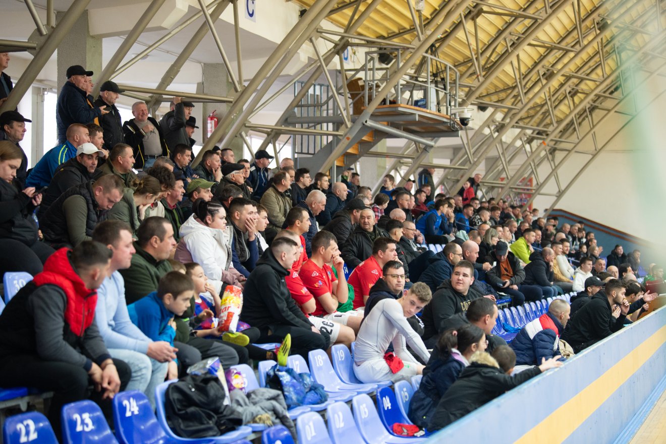 Megtelt szurkolóval a városi sportcsarnok • Fotó: Olti Angyalka