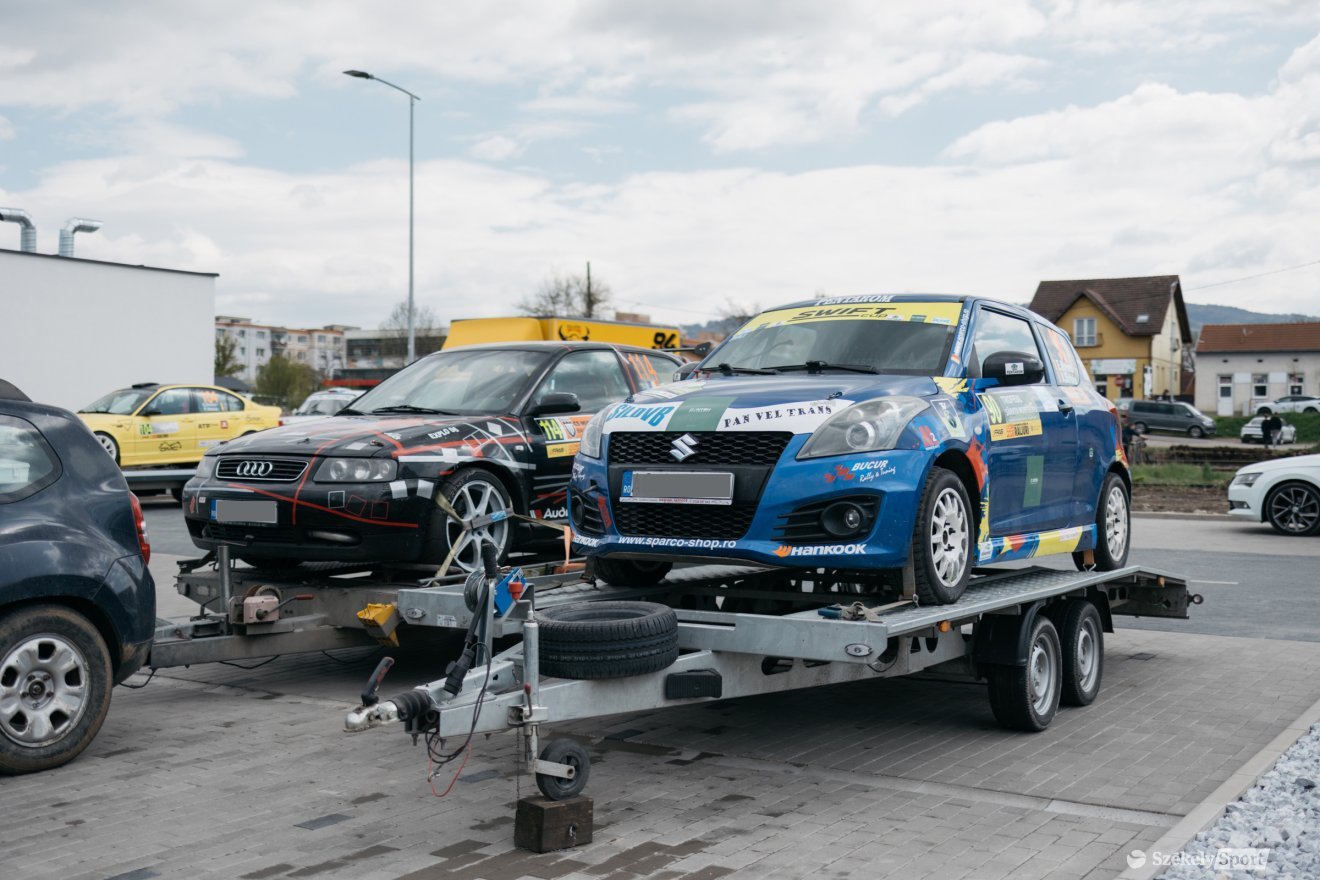 Megjelentek az első versenyautók a Riverside Retail Parkban &bullet;  Fotó: Olti Angyalka