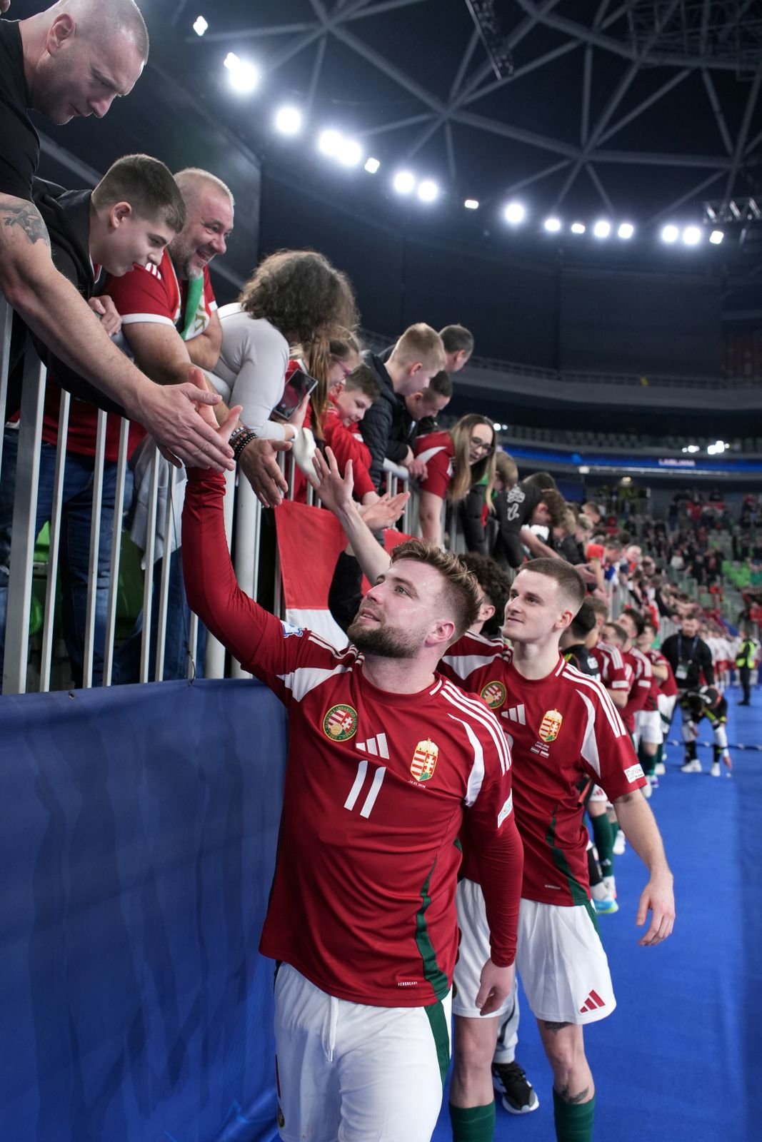 Együtt ünnepelt szurkoló és játékos &bullet;  Fotó: Oliver Hardt – UEFA/UEFA via Getty Images