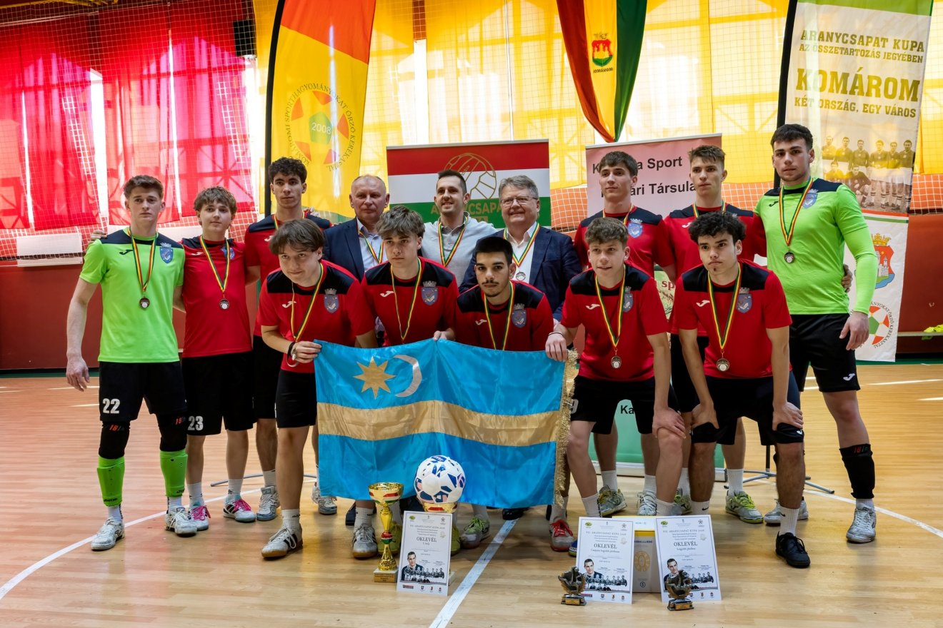Az első helyért járó érmekkel és trófeával &bullet;  Fotó: Facebook/Kárpátia Sport Polgári Társulás