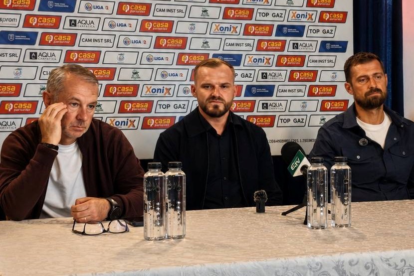 Az ASA vezetőedzője, Eusebiu Tudor, a klubelnök Liviu Muruțan és Gabriel Tamaș a pénteki sajtótájékoztatón &bullet;  Fotó: Facebook/FC ASA Târgu Mureș