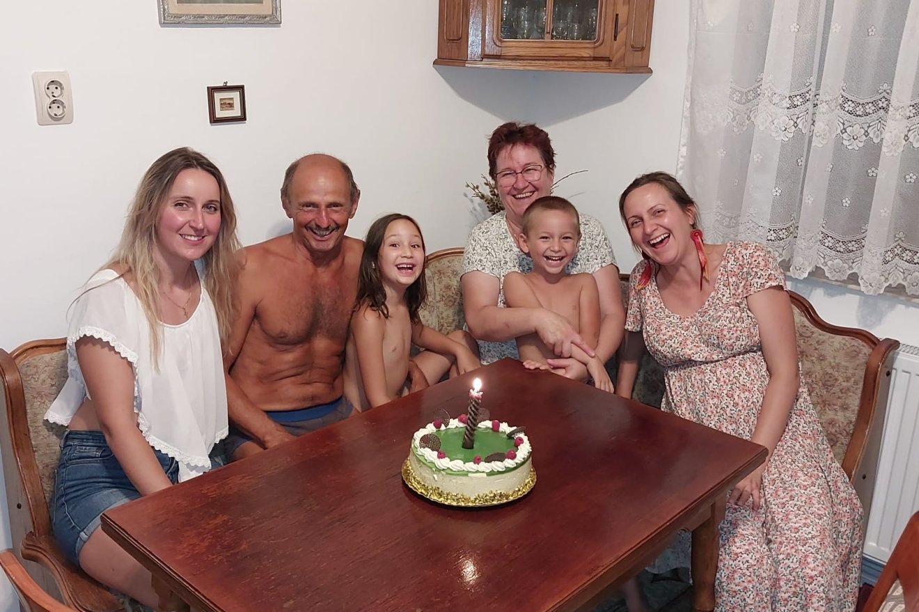 A családjával együtt &bullet;  Fotó: Kozomos Lajos