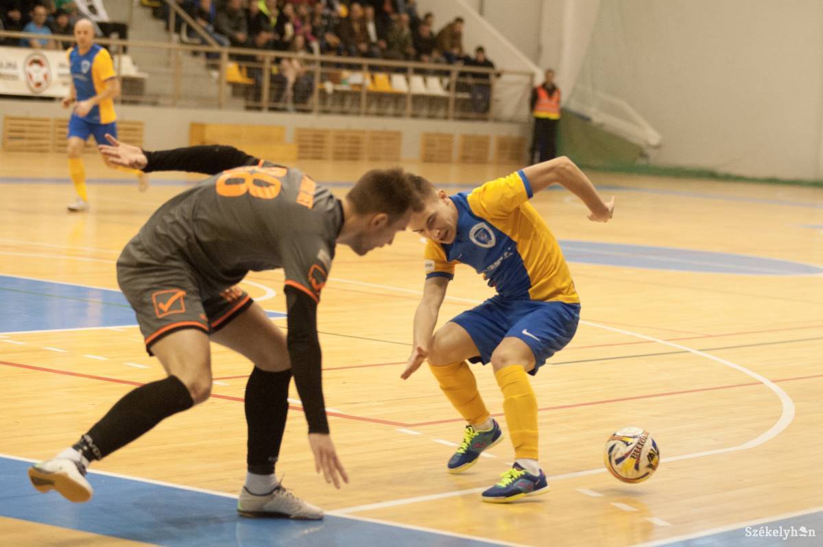 Majdnem teltház előtt látta vendégül az Imperial Wet az udvarhelyi csapatot a Román Kupa nyolcaddöntőjében •  Fotó: Pál Árpád