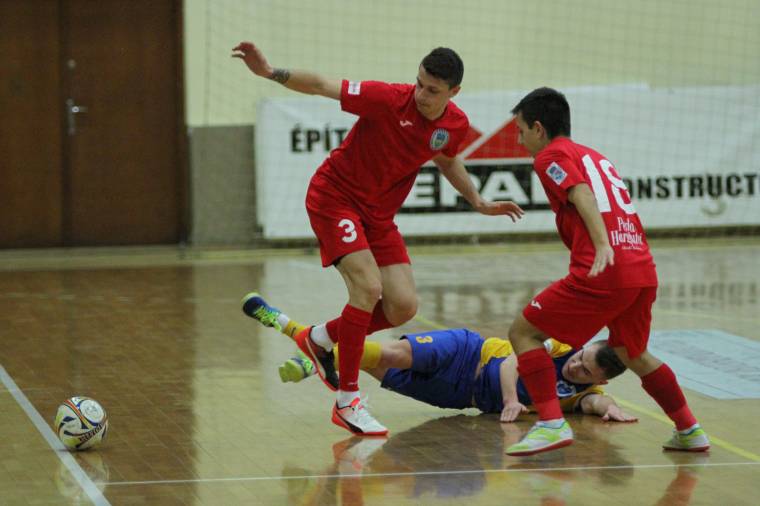 Lábujjaival zongorázott a tehetségkutatóban a karok nélküli kislány