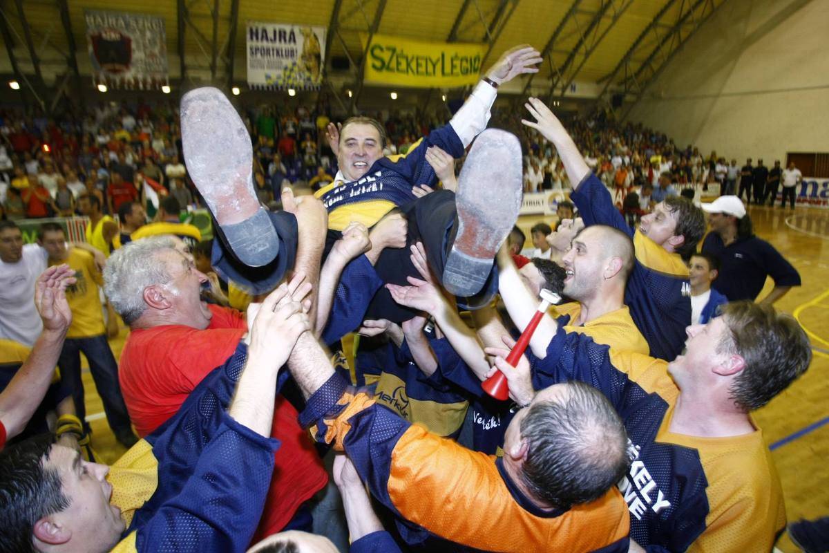 2008-ban a szurkolókkal együtt ünnepelt a csapat •  Fotó: Balázs Attila