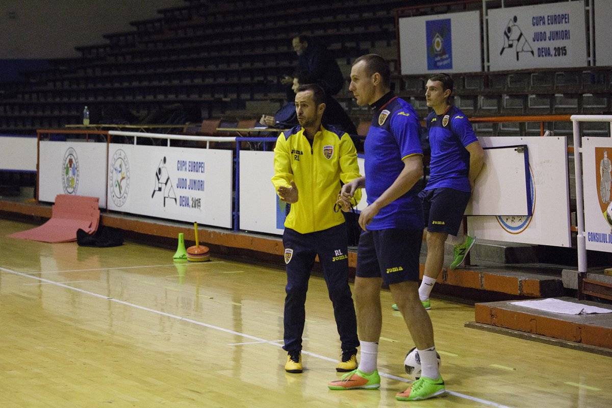 Taktikai eligazítás. Lupu magyaráz Csoma Alpárnak. &bullet;  Fotó: Frf.ro