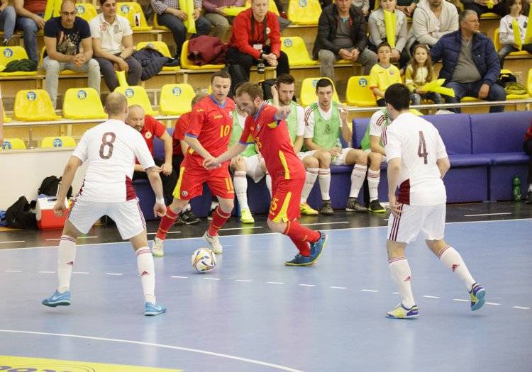 Szőcs László (labdás játékos) szerezte a román válogatott második gólját •  Fotó: Frf.ro