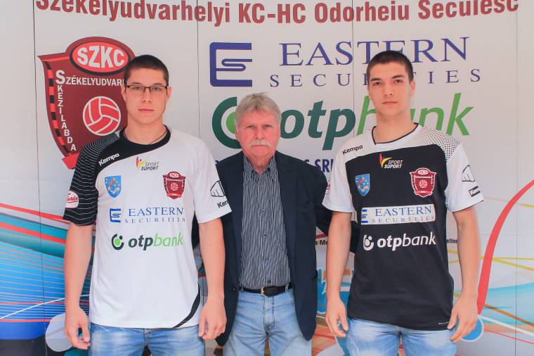 Két ifjúsági kézilabdás a felnőttek között
