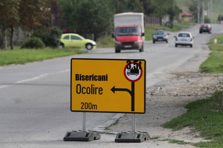 Autósokat megtévesztő táblát helyeztetett ki Hargita Megye Tanácsa
