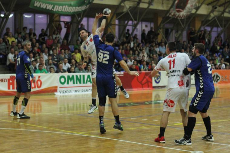 Elutasítják az agressziót a kolozsvári magyar színház művészei