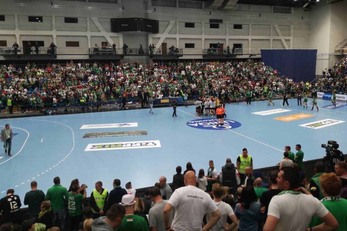 A bukaresti lányok örülhettek a mérkőzés végén •  Fotó: Ilyés Szabolcs