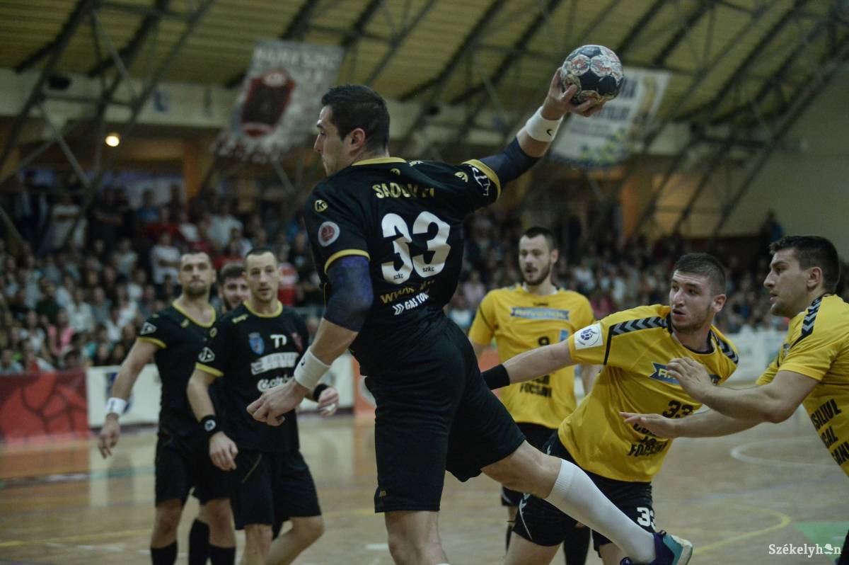 Szadovij negyedóra játék után megsérült &bullet;  Fotó: Barabás Ákos