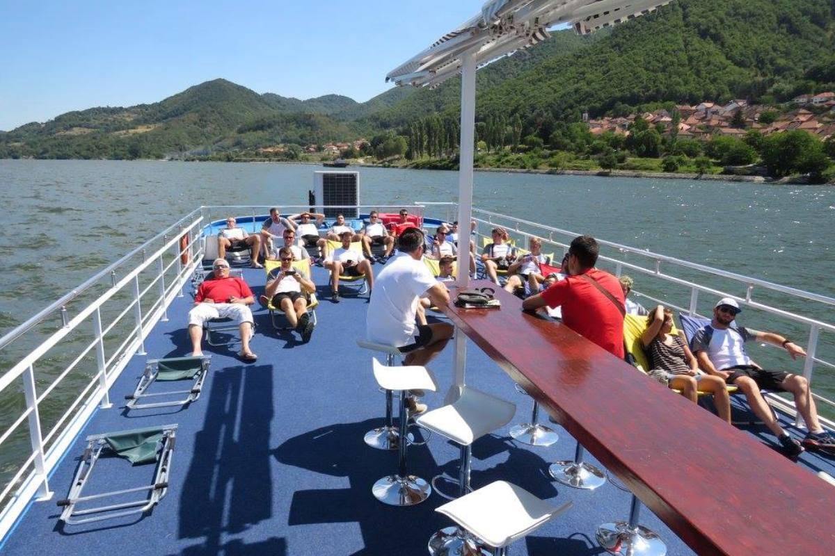 Az edzések mellett kikapcsolódásra is szántak időt. Hegyet másztak, sétahajókáztak &bullet;  Fotó: Facebook/SZKC