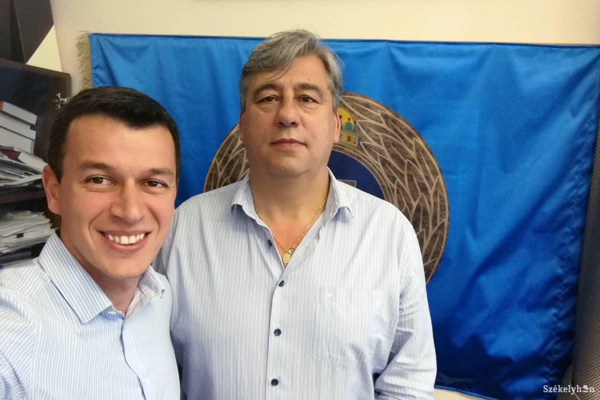 A riporter és az interjúalany. Szelfi Mocsai Lajossal. •  Fotó: Ilyés Szabolcs