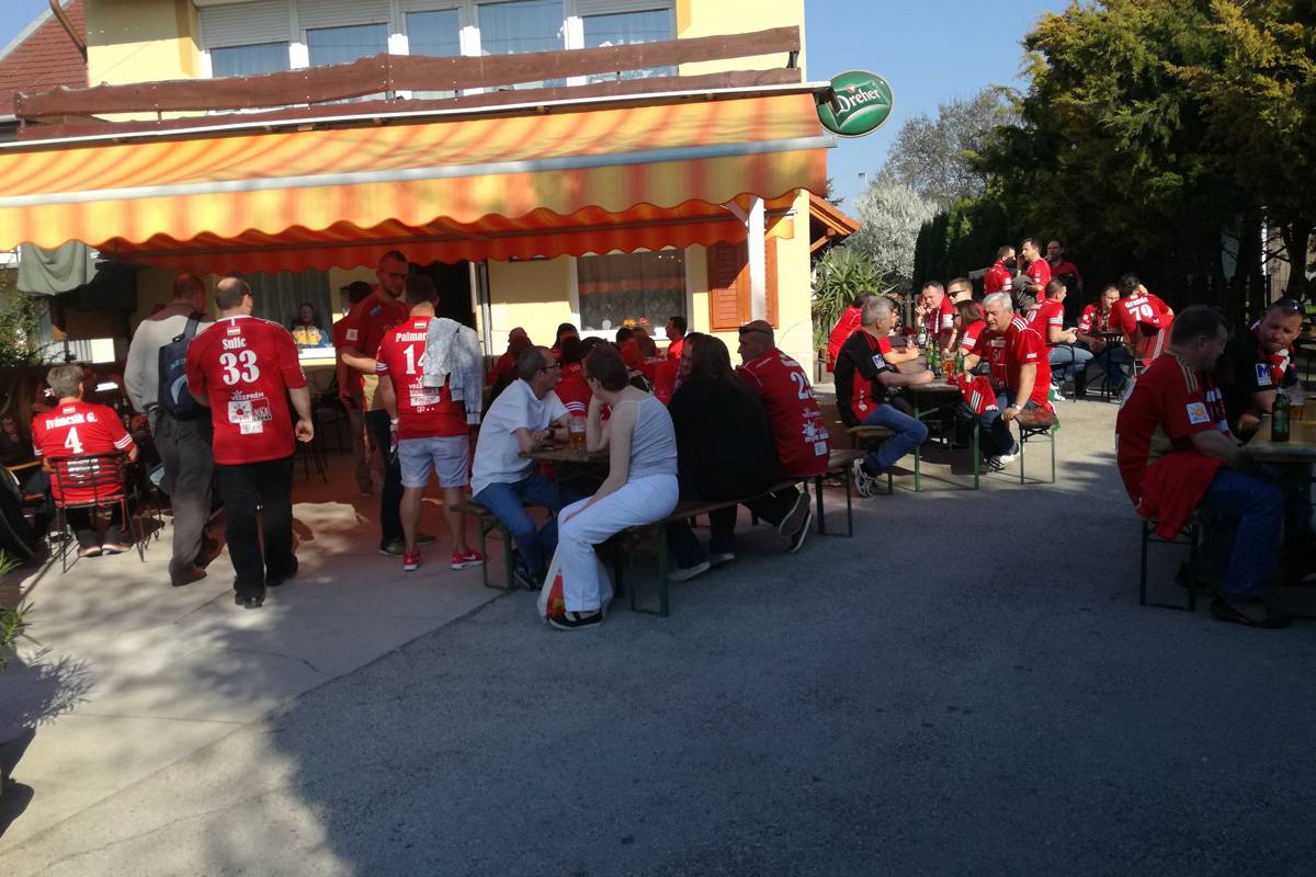 Ellepték a szurkolók a Fajancsit •  Fotó: Ilyés Szabolcs