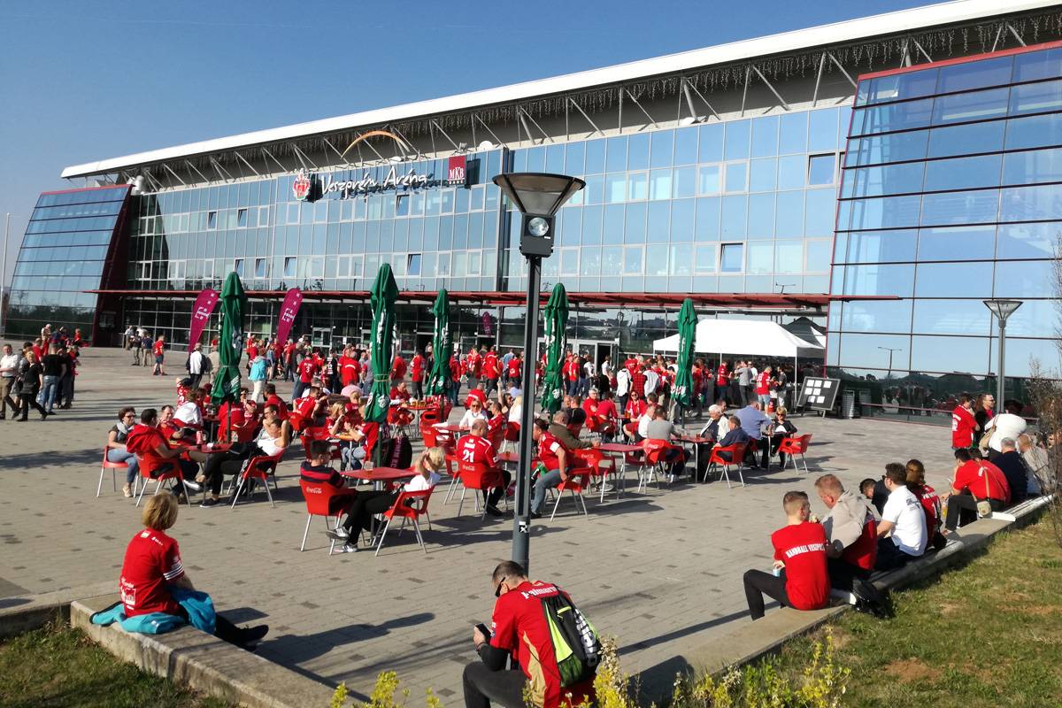 Gyülekező a hatalmas Veszprém Aréna előtt •  Fotó: Ilyés Szabolcs