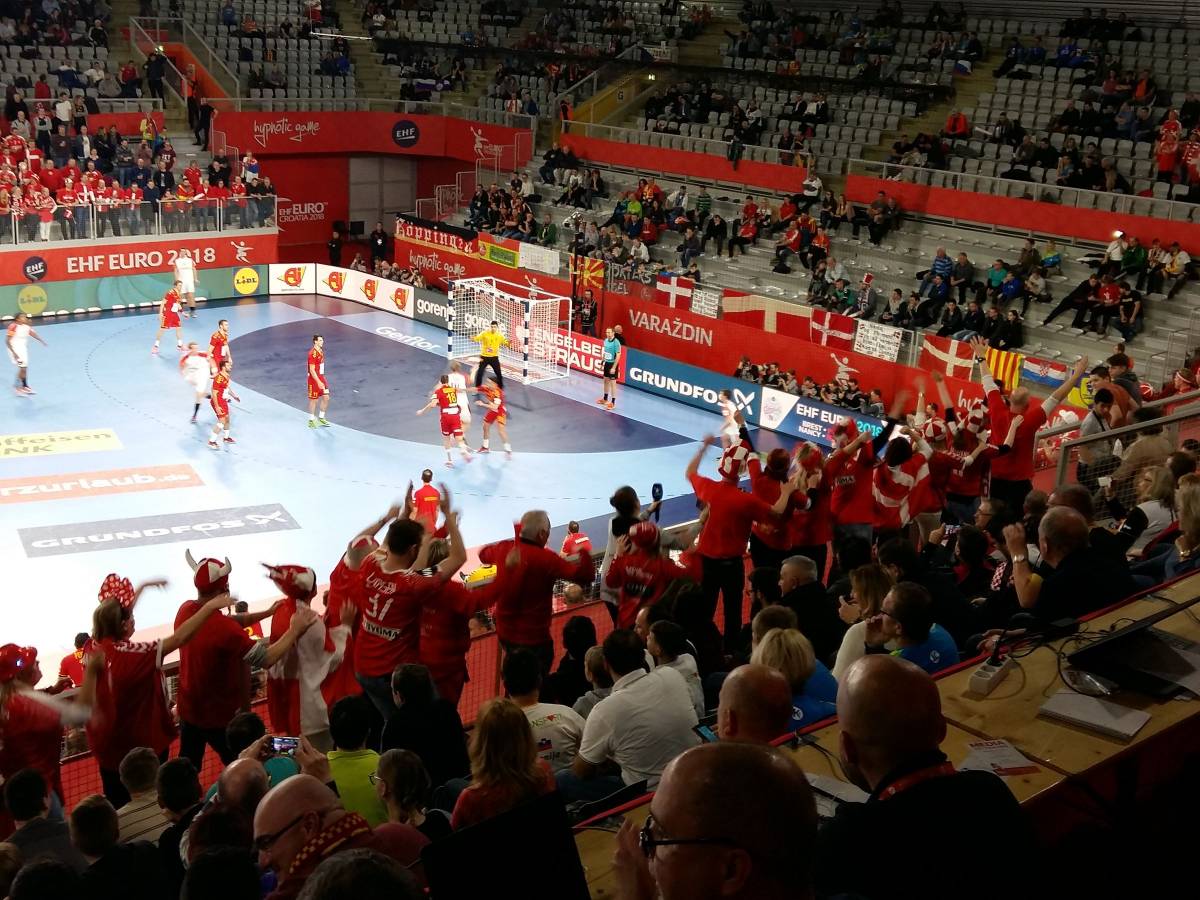 A dán szurkolók ha unatkoznak, magukat szórakoztatják •  Fotó: Zátyi Tibor