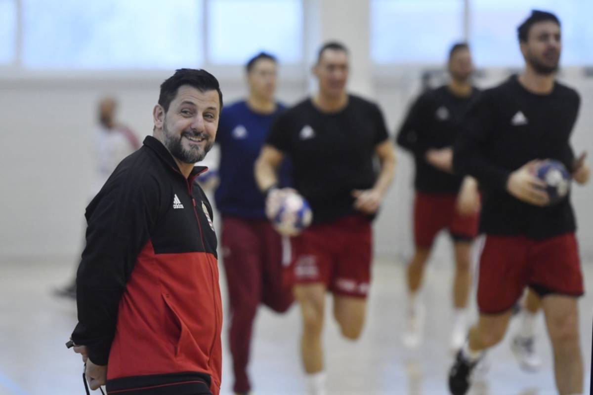 Vranjes edzést tart a csapatnak. Reméli, hogy a fiúk jó formában vágnak neki a megmérettetésnek &bullet;  Fotó: Illyés Tibor - MTI