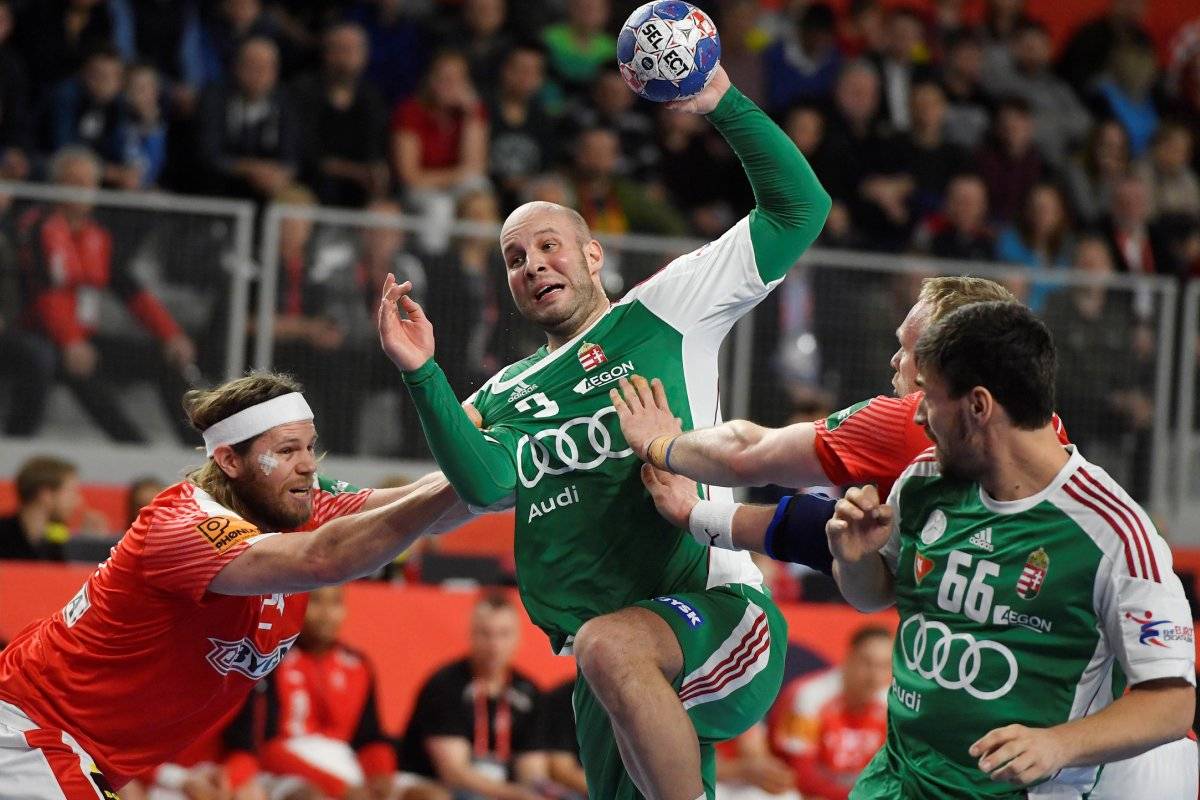 Borbély Ádám próbál áttörni Mikkel Hansenék (a jobb oldalon) falán. Ritkán jött össze neki •  Fotó: Illyés Tibor/MTI