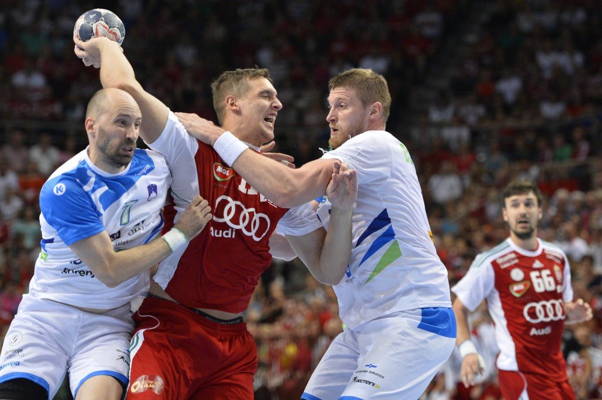 Sokszor nehéz volt átjátszani az agresszív szlovén védelmet •  Fotó: Bodnár Boglárka/MTI