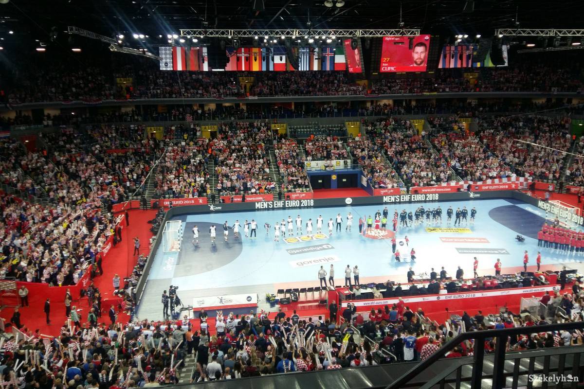 Több mint 13 ezer ember szurkolt a hazaiaknak a zágrábi arénában •  Fotó: Zátyi Tibor