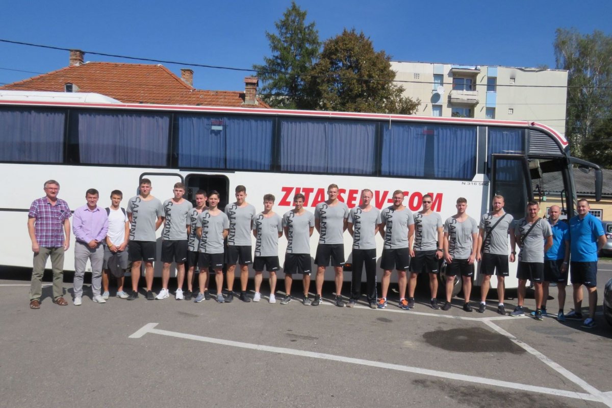 Már szerdán elindultak Nagyváradra. Az út előtt egy közös csoportképet készítettek •  Fotó: Facebook/Székelyföldi Kézilabda Akadémia - SZKA