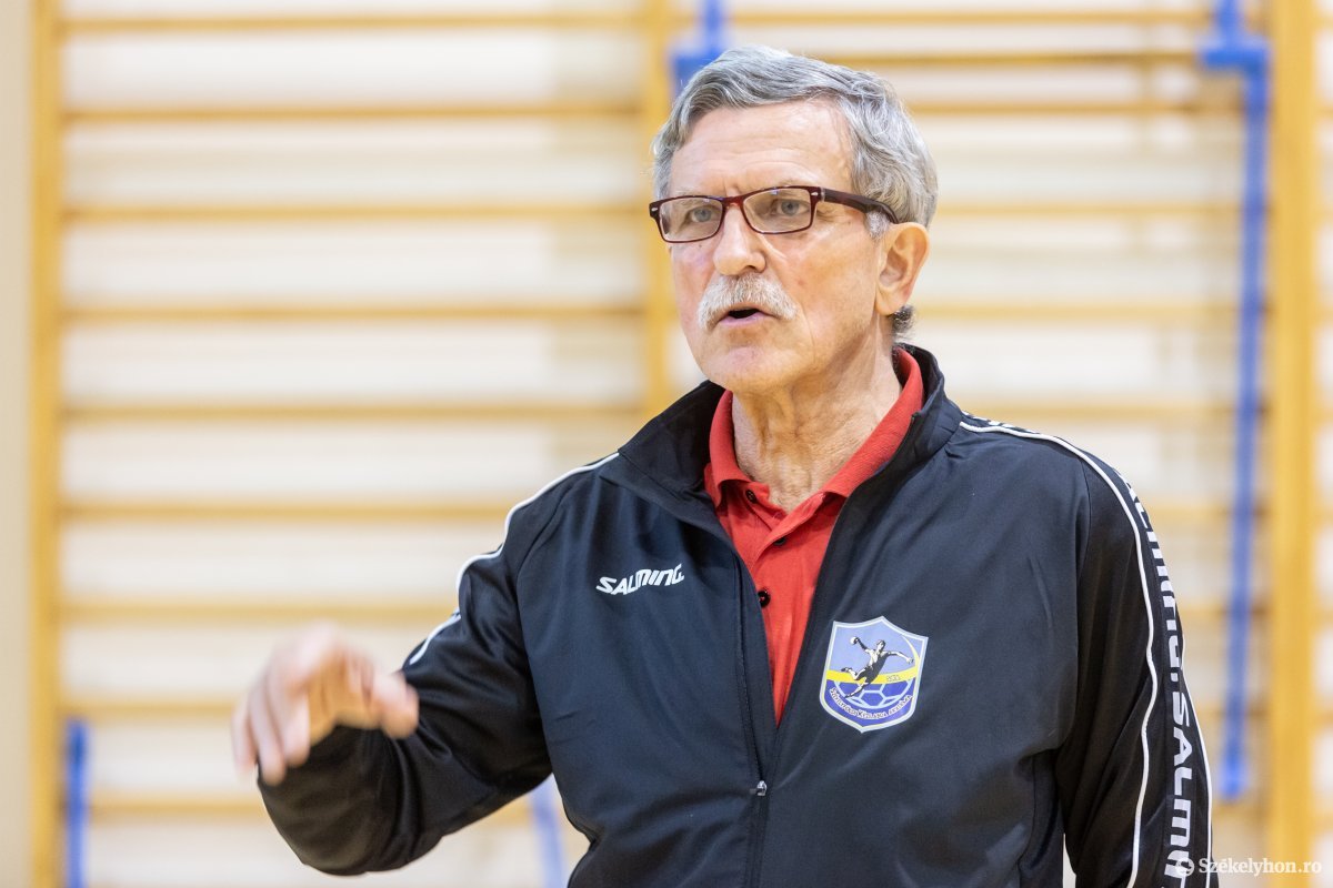 A sikeredző az alapoktól kezdte újra a sportág oktatását a Székelyföldi Kézilabda Akadémiánál •  Fotó: Erdély Bálint Előd