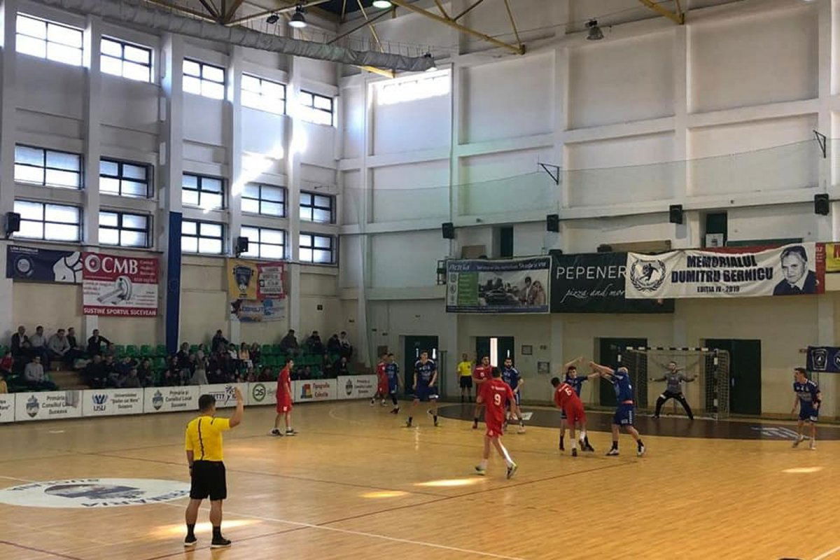 A pirosban játszó CSU Târgoviște egyik támadása •  Fotó: Facebook/CSU Suceava