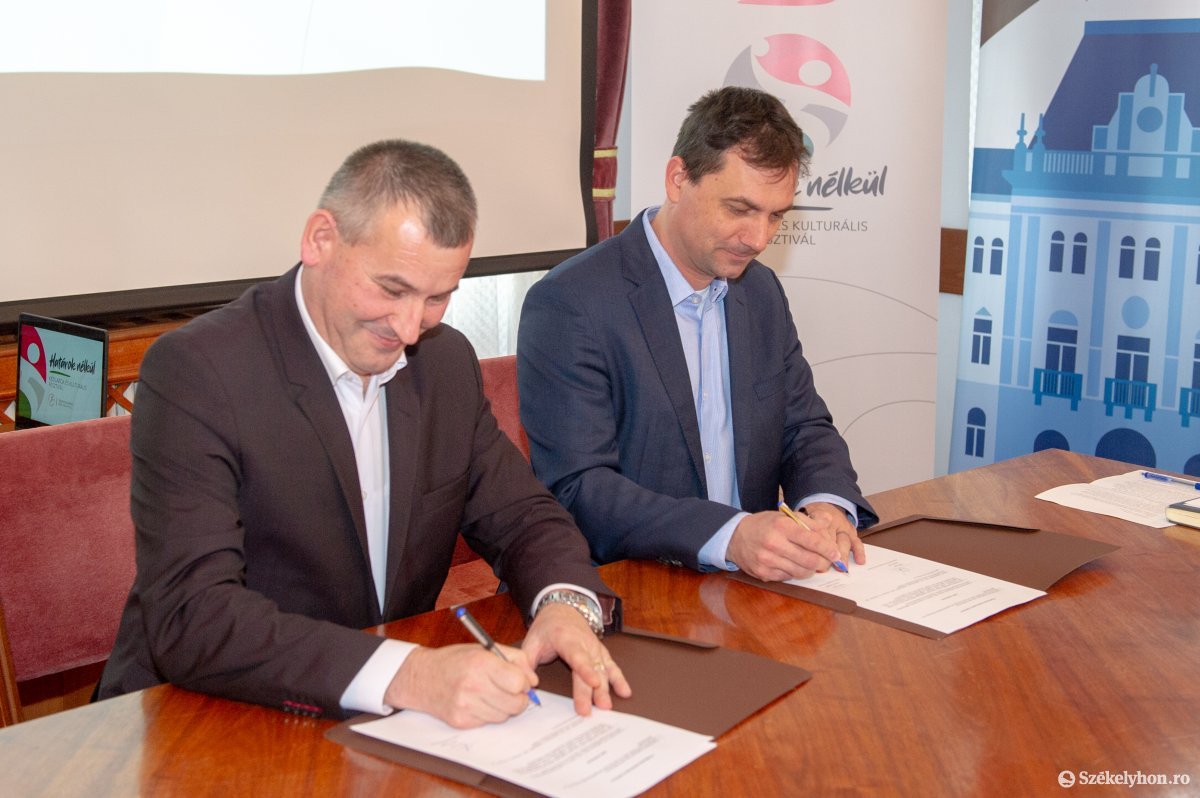 Gálfi Árpád, Székelyudvarhely polgármestere és Novák András a sajtótájékoztató keretében írta alá a rendezvény megszervezésére vonatkozó együttműködési megállapodást. &bullet;  Fotó: Beliczay László