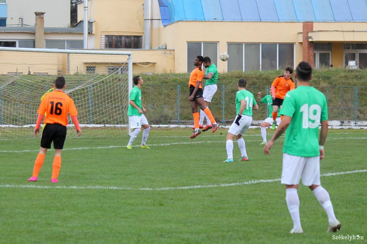 A múlt szezonban az udvarhelyiek hazai pályán 2–2-es döntetlent játszottak a szászhermányiakkal •  Fotó: Pál Árpád