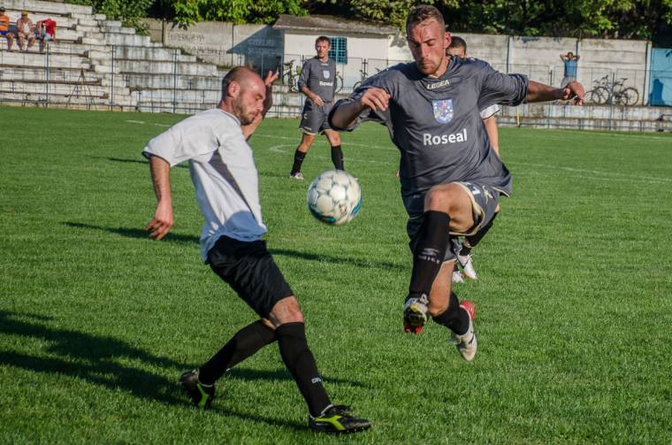 Halasztással kezdődött a megyei focibajnokság