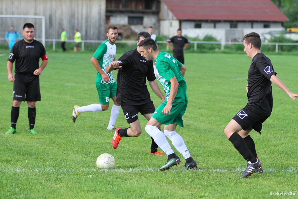 Keresztúr–Almás meccs. Idén csak udvarhelyszéki vetélytársuk lesz a 4. Liga alapszakaszában. Archív •  Fotó: Pál Árpád