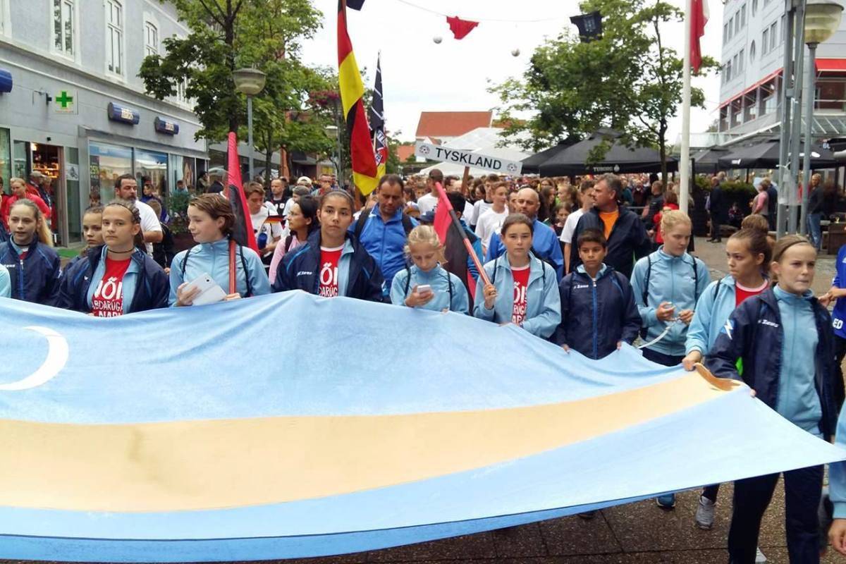 Székely zászlóval vonult fel a csapat a hivatalos megnyitón &bullet;  Fotó: Facebook/Vasas Femina