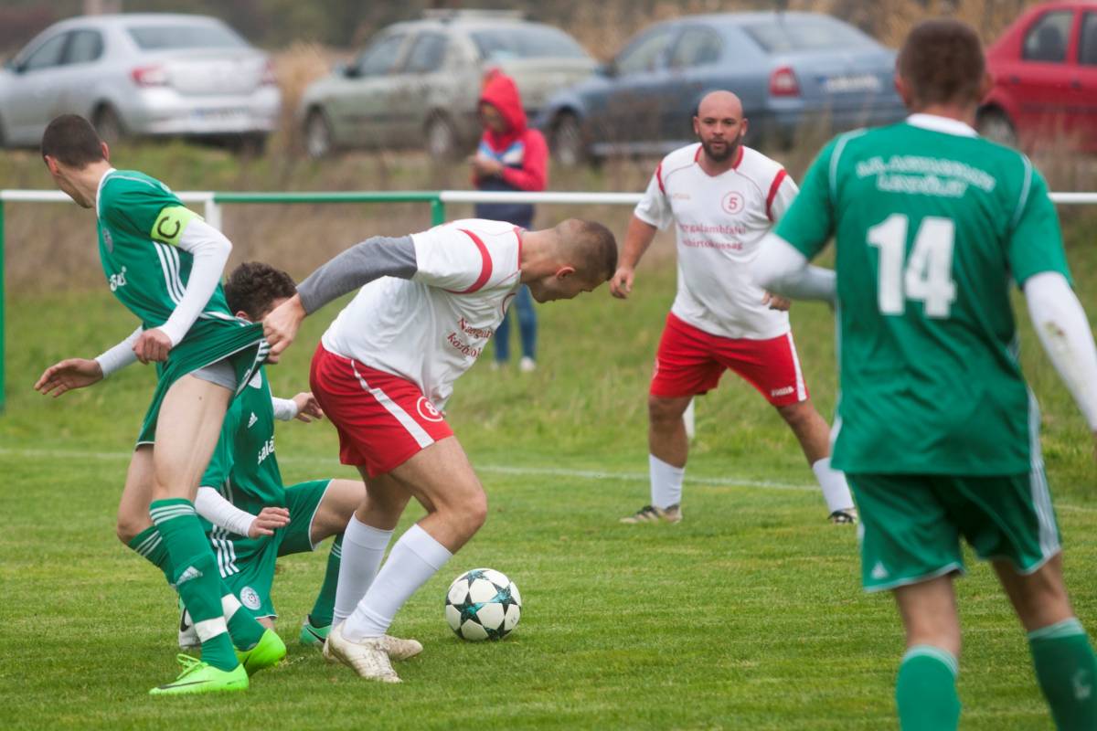 Küzdelmes mérkőzésen Nagygalambfalva 1–0-ra győzött az agyagfalviak vendégeként •  Fotó: Haáz Sándor
