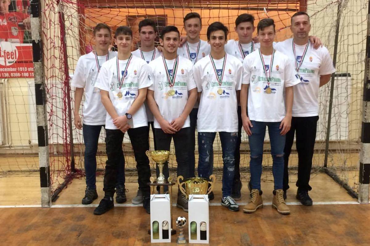 A győztes udvarhelyi csapat és edzőjük •  Fotó: Szfc.ro