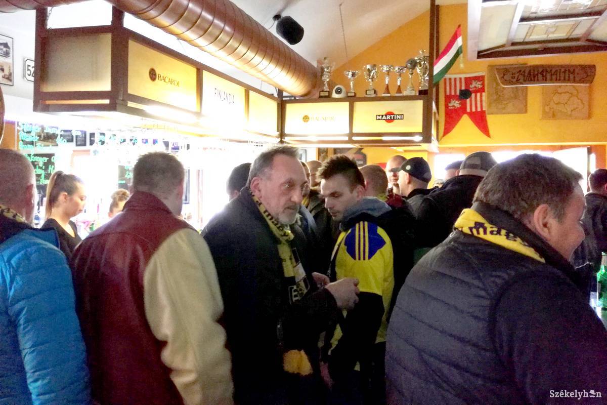 Hangolódás a találkozóra. A kocsmából kihallatszó Ismerős Arcok dala jelzi, hogy hamarosan kezdődik a mérkőzés •  Fotó: Ilyés Szabolcs