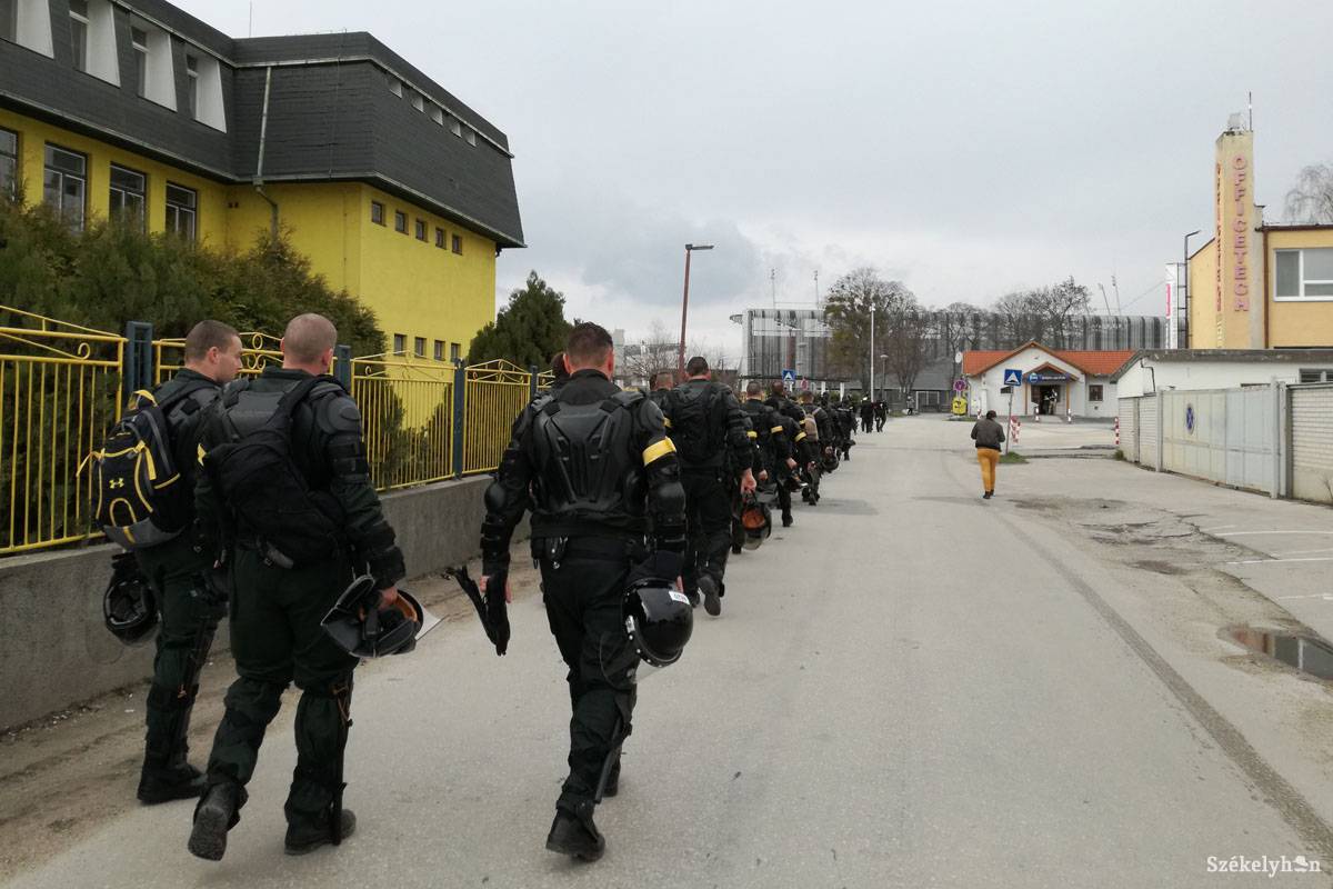 Fokozott biztonsági intézkedések a felvidéki kisvárosban •  Fotó: Ilyés Szabolcs