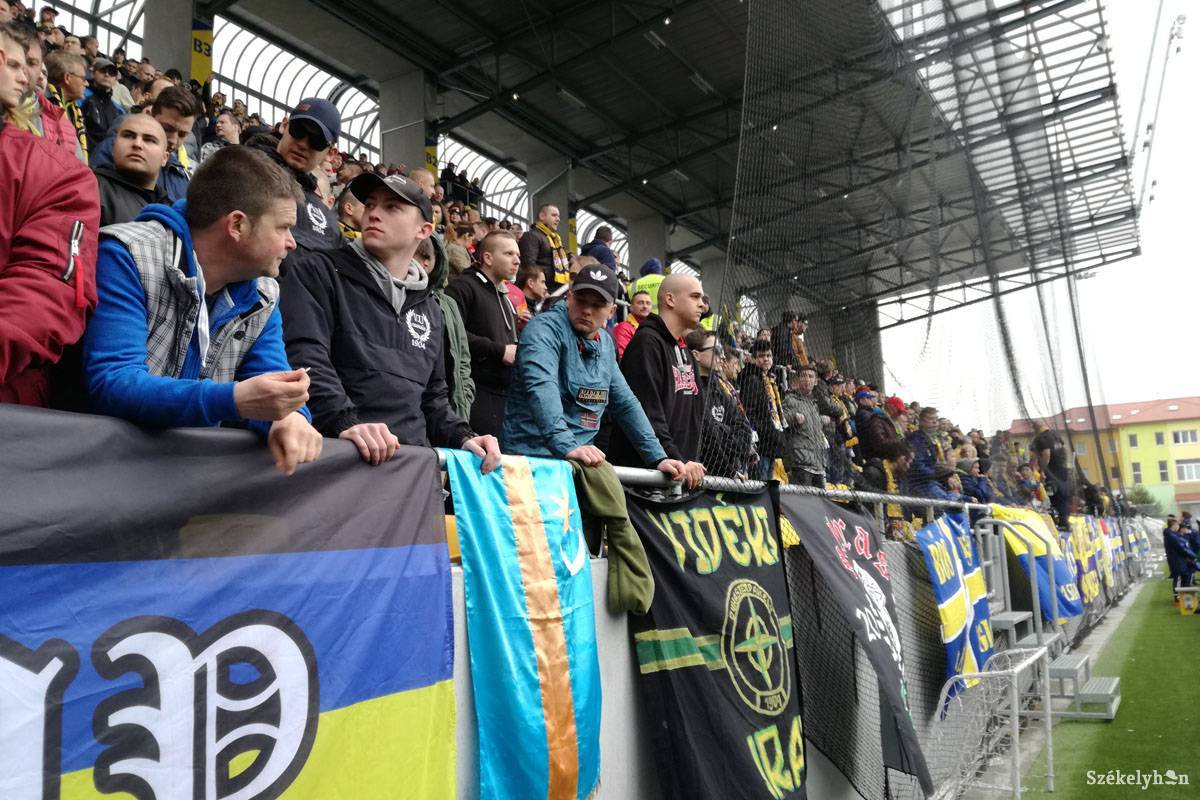 Székely zászló is díszíti a stadiont. Szünetben a himnusz is felcsengett •  Fotó: Ilyés Szabolcs