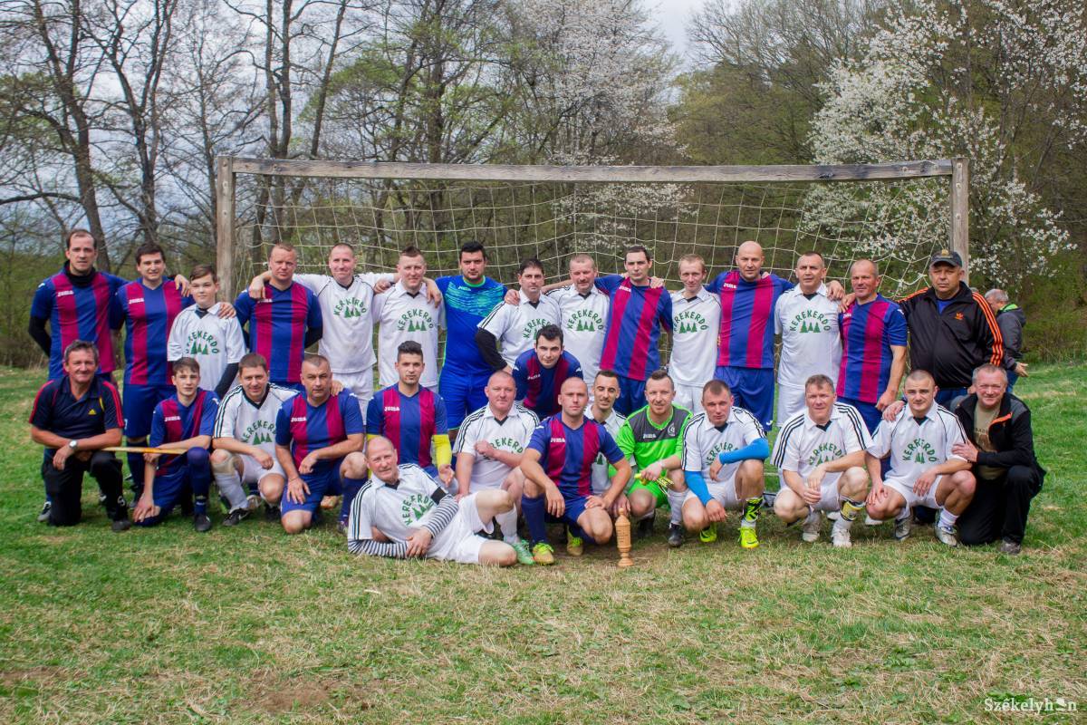 Közös fotózás a mérkőzés után •  Fotó: Pál Árpád