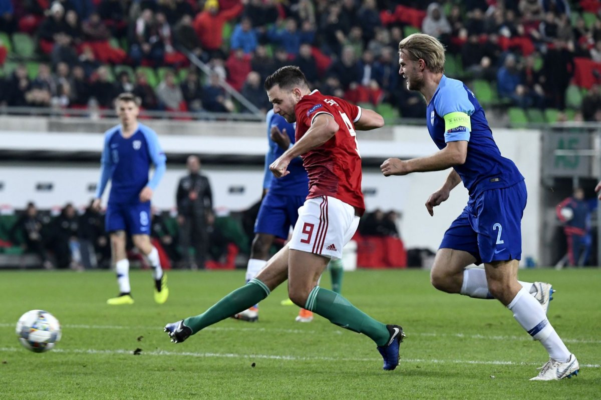 Szalai Ádám juttatja be a labdát a finnek kapujába •  Fotó: MTI/Koszticsák Szilárd