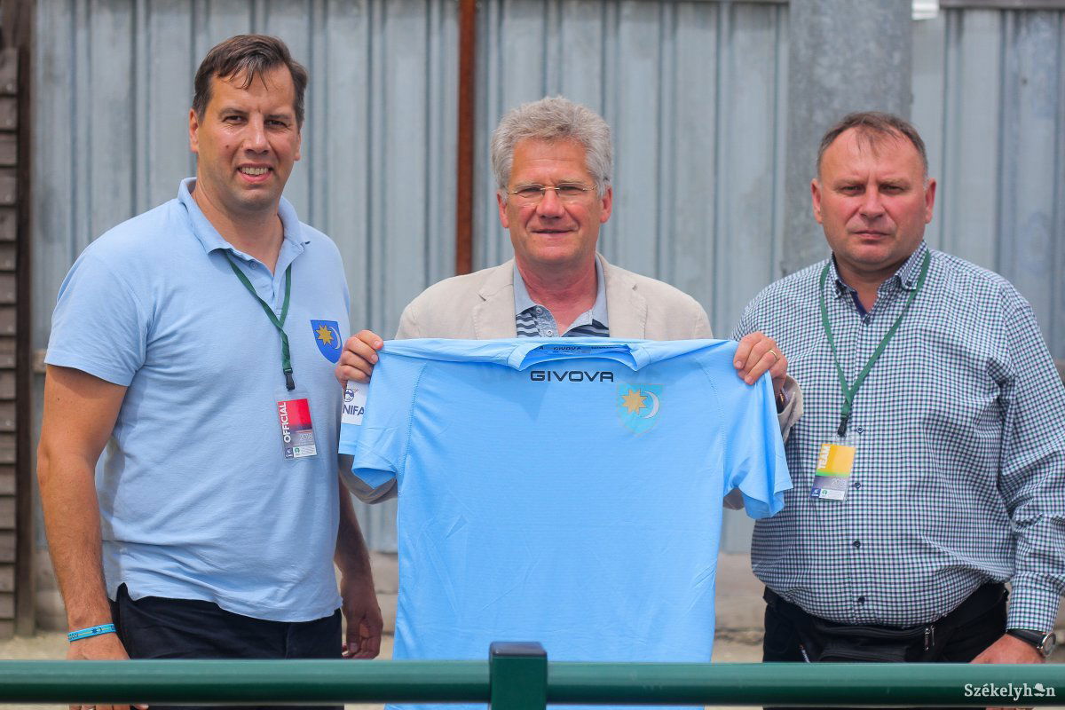 Bölöni kapott ajándékba egy székely válogatottas mezt. Wenczel Kristóf, a válogatott elnöke és Jakab Zoltán szakmai igazgató adták át &bullet;  Fotó: Pál Árpád