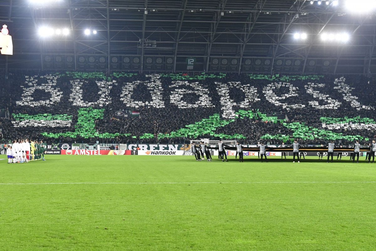 A Fradi szurkolói szép élő képpel készültek a mérkőzésre •  Fotó: MTI/Szigetváry Zsolt