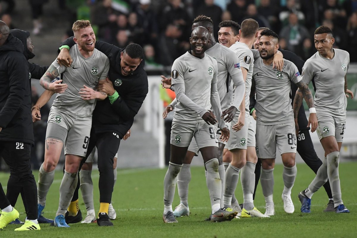 Forster (bal oldalon) kétszer is bevette Dibusz kapuját •  Fotó: MTI/Kovács Tamás