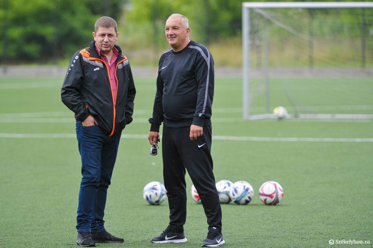 László Zsolttal, a Székelyudvarhelyi FC csapatmenedzserével •  Fotó: Beliczay László